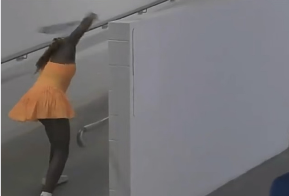 开云官网-“我要释放激情” 21岁高芙输乌克兰美女后暴走：连续怒砸7下球拍