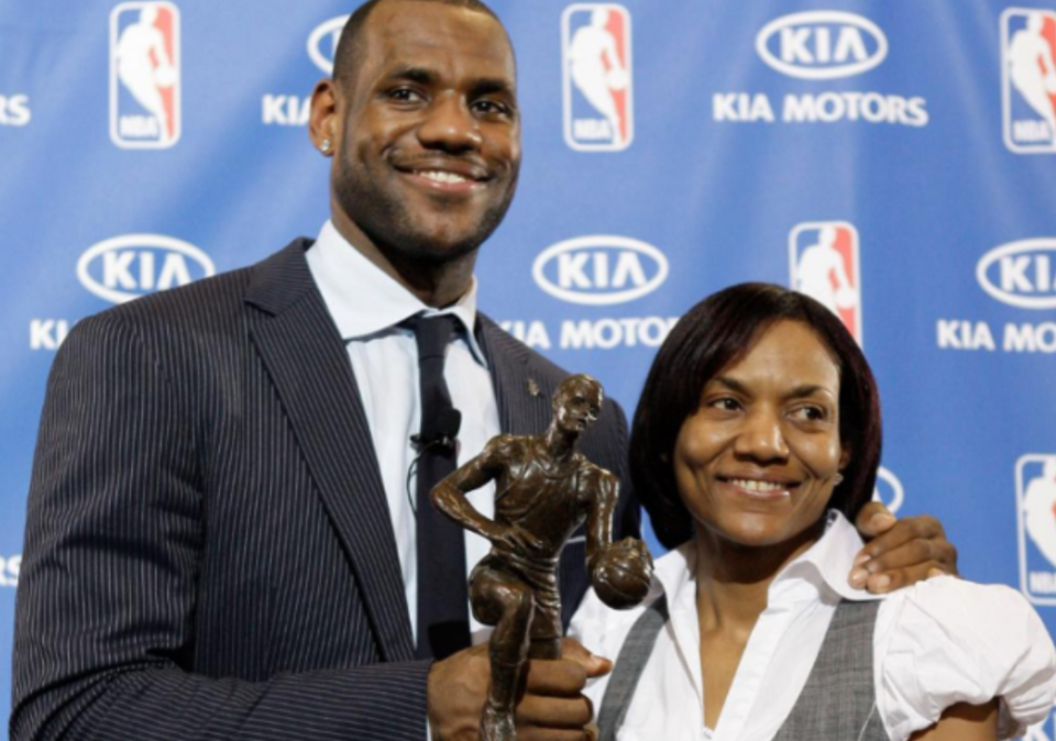 开云体育官网-詹姆斯：妈妈生我时只有16岁 我的动力是给她买个带储藏室的房子